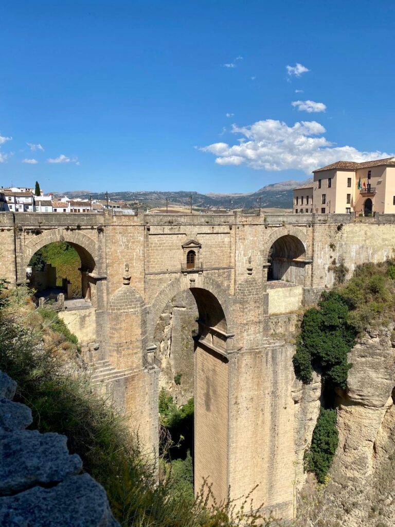 Viajar em época de corona vírus. Foto de Puente Nuevo em Ronda, um dos principais pontos turísticos. 