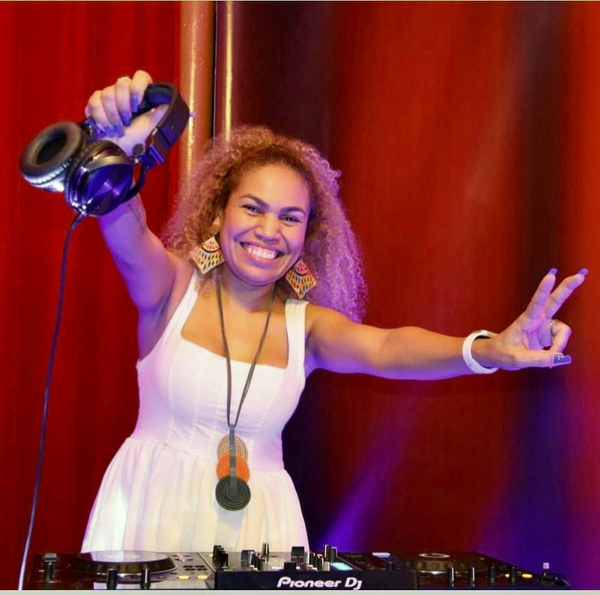 Keké atuando como DJ em Dubai