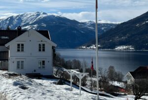 Foto em uma casa na beira do lago Tinn na Noruega