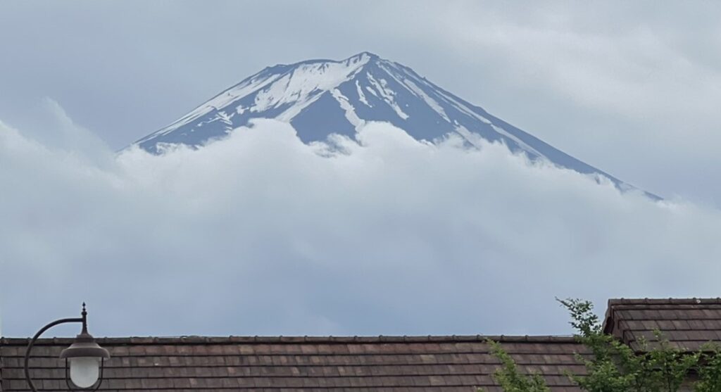 Pude ver o imponente Monte Fuji ao viajar para o Japão.