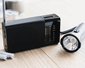 O velho e bom radinho de pilha, é essencial numa emergência