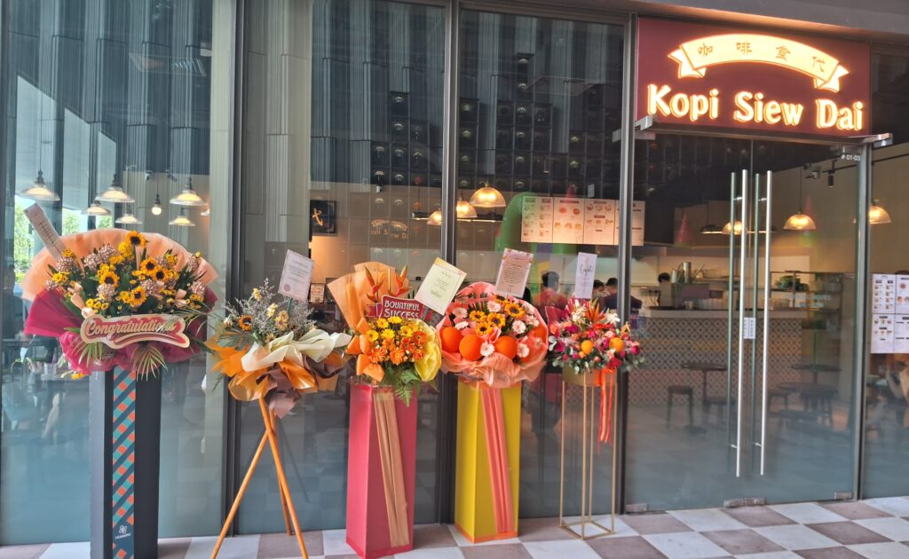 Na cultura oriental, quando uma loja é inaugurada, vemos muitas flores na porta do estabelecimento