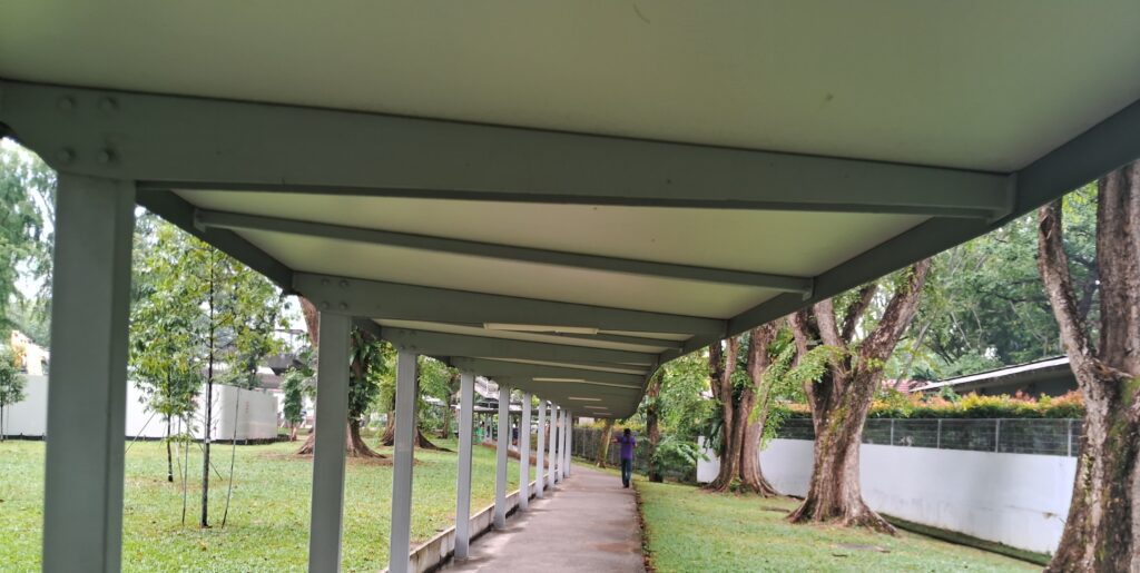 Em locais quentes como Singapura, estas áreas cobertas ajudam a população a escapar dos temporais e do sol escaldante.