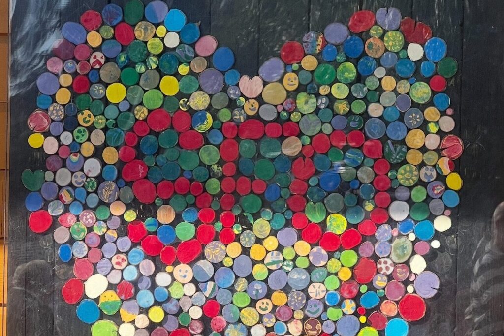 A escola de tempo estendido é uma opção que funciona antes e depois do horário regular de aula.