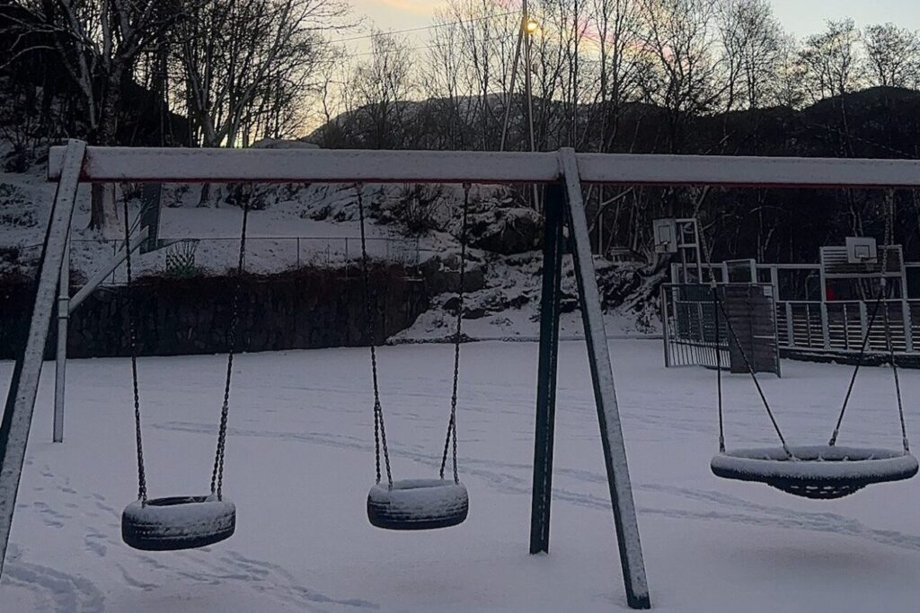 Para uma melhor adaptação no primeiro dia da escola de seu filho, é interessante levá-lo antes para conhecer o local que irá estudar.