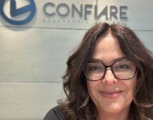 No processo de empreender no exterior e liderar à distância, é essencial criar rituais de alinhamento, definir metas claras e reconhecer conquistas