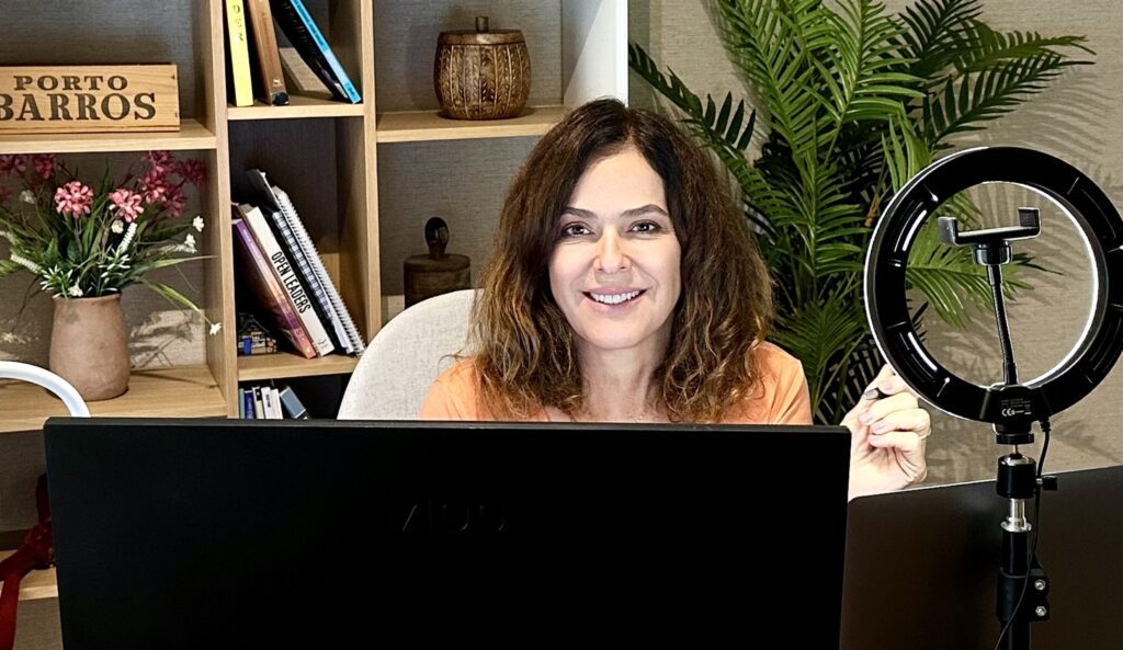 Liderando à distância e conduzindo equipe no Brasil são os desafios de empreender no exterior.