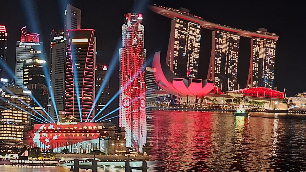 Principais prédios e hotéis iluminados à noite em comemoração ao aniversário de independência de Singapura.