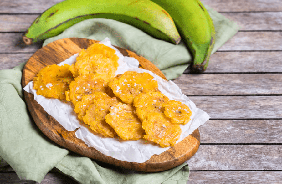 A banana está presente nos pratos salgados colombianos, contribuindo para sua diversidade alimentar.