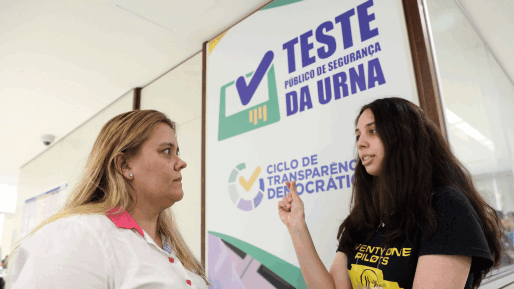 As urnas eletrônicas permitem transparência também para quem vota no exterior.