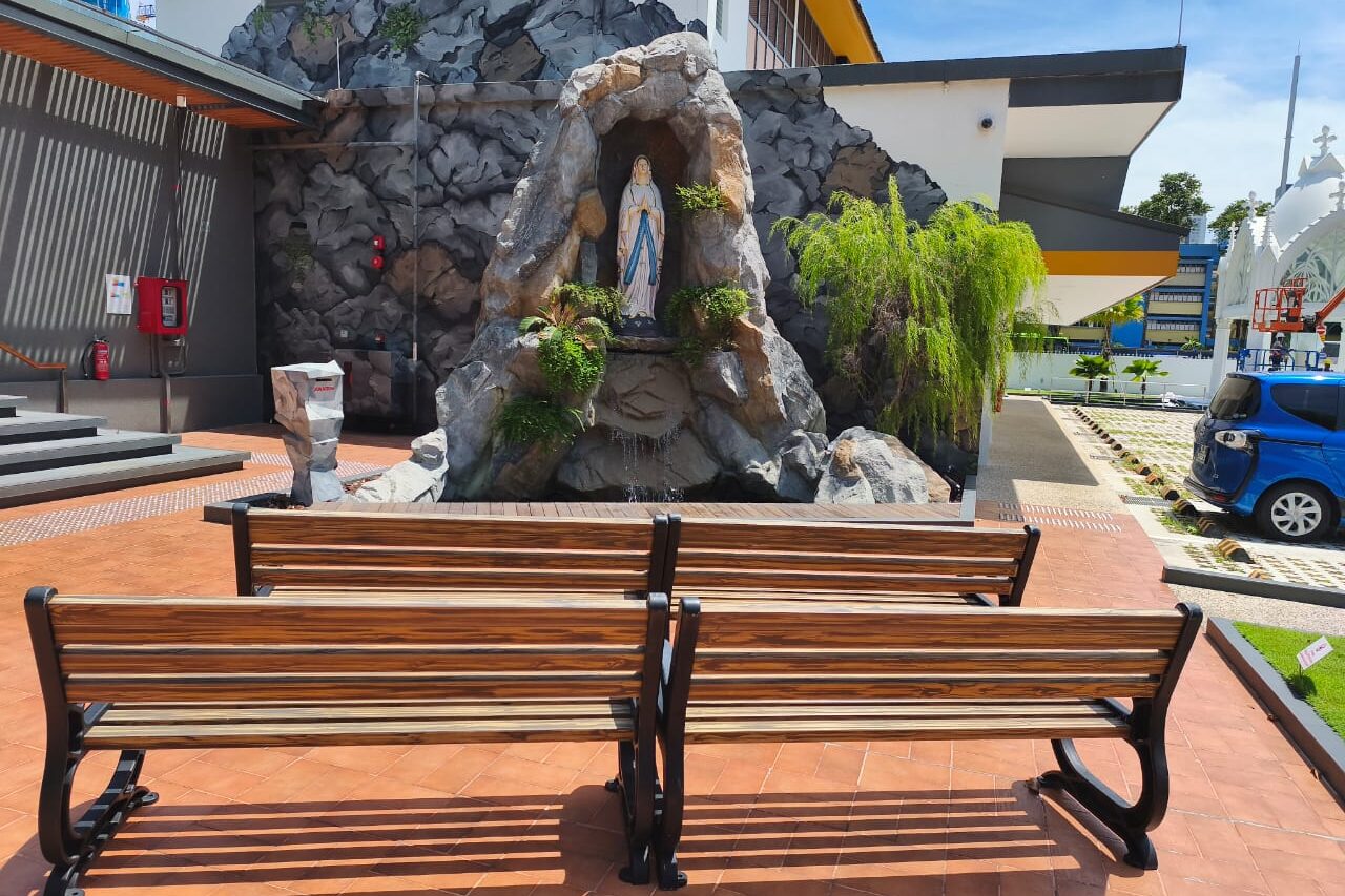 Gruta com imagem de Nossa Senhora de Lourdes, no qual muitos católicos rezam o terço.