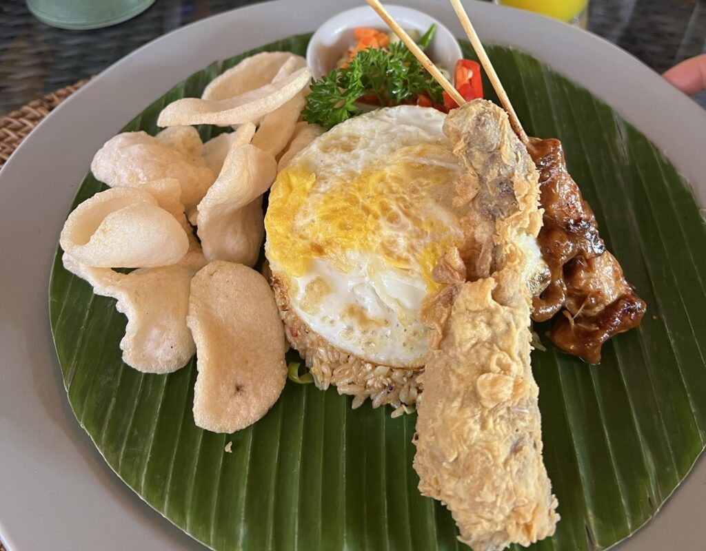 Ao viajar pelo Sudeste asiático, pude experimentar um prato popular indonésio, o Nasi Goreng.