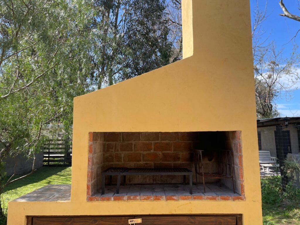 O churrasco uruguaio é preparado na tradicional parrilla.