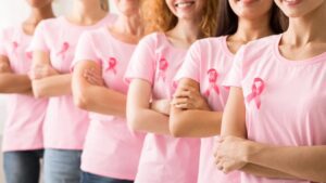 mulheres vestidas de rosa