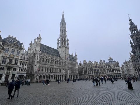 Com o Parlamento Europeu em Bruxelas, pessoas de diferentes nacionalidades circulam diariamente pela cidade