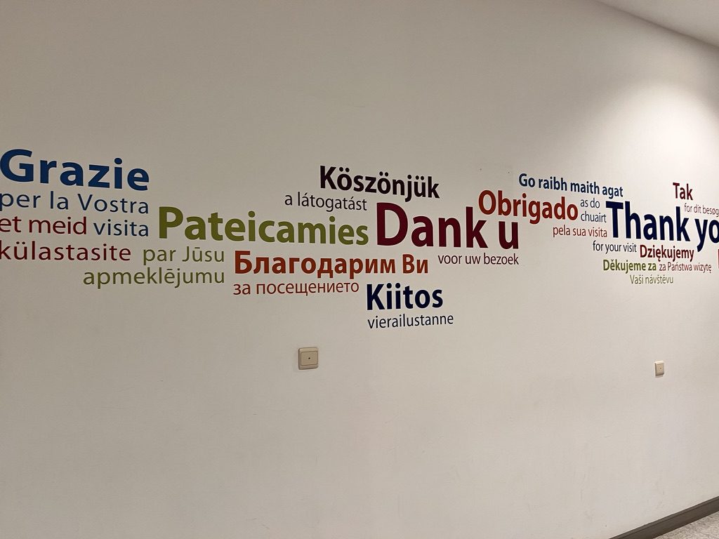 Bruxelas e o Parlamento Europeu:  história escrita em vários idiomas
