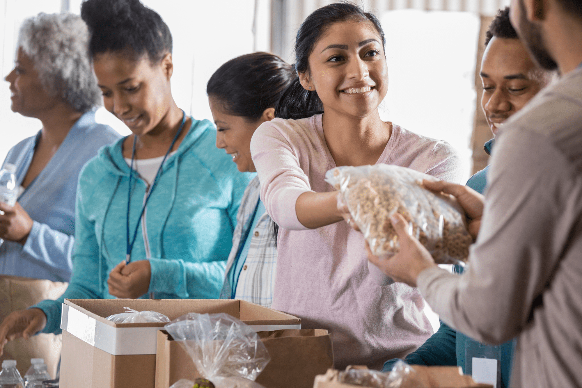 Fazer trabalho voluntário ajuda no processo de adaptação a um novo país.