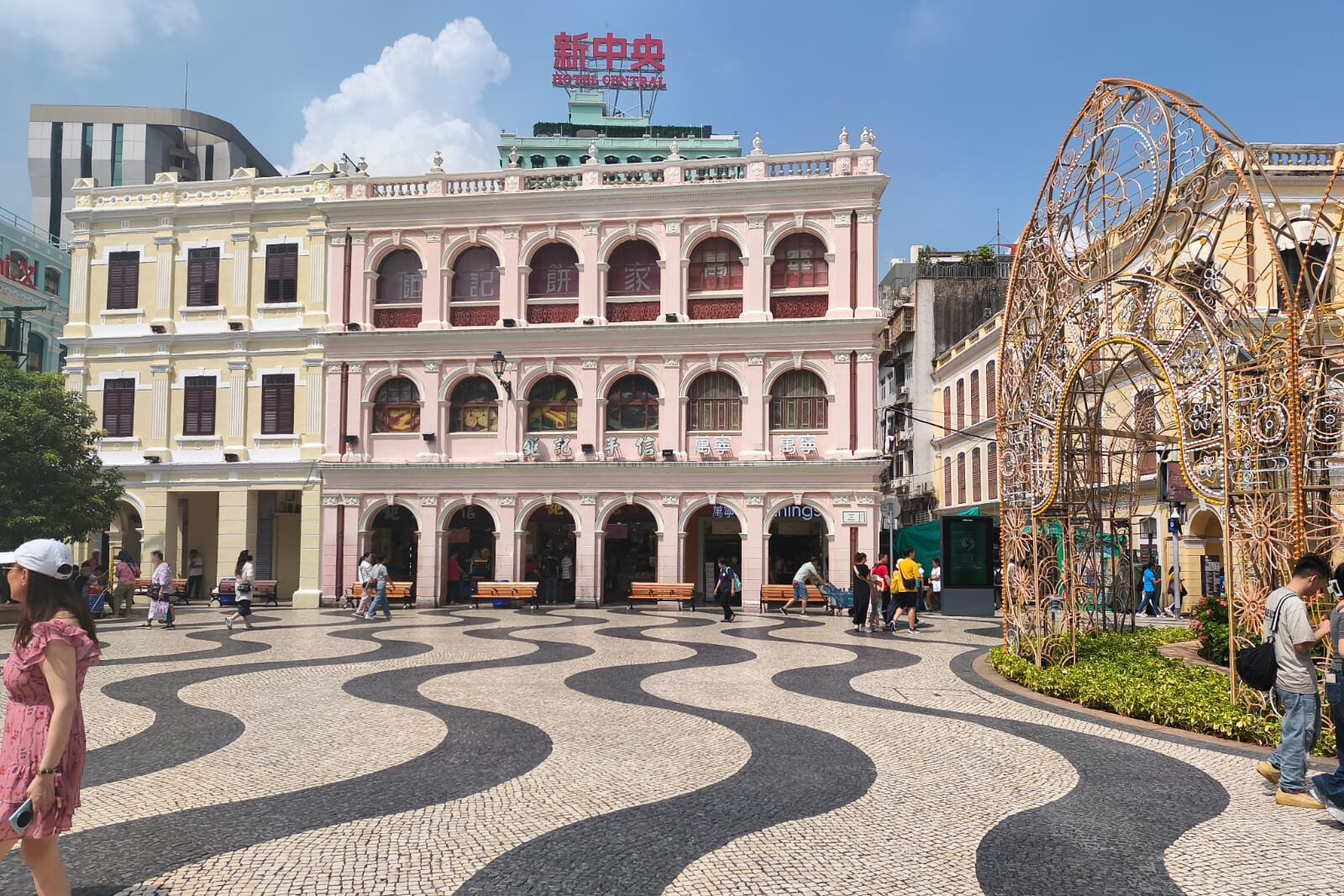 Macau é uma atração á parte: a cultura portuguesa remanescente é o que atrai os turistas à região.