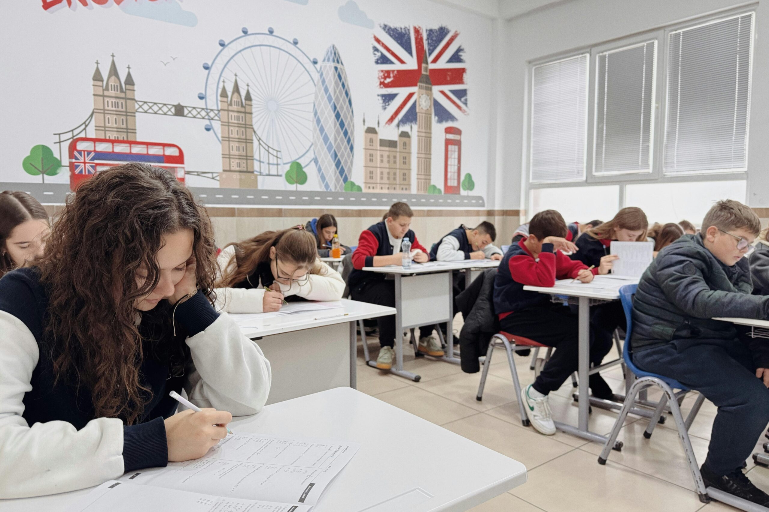 Meu primeiro ano fora do país em uma escola da Inglaterra me fez aprender inglês mais rápido.