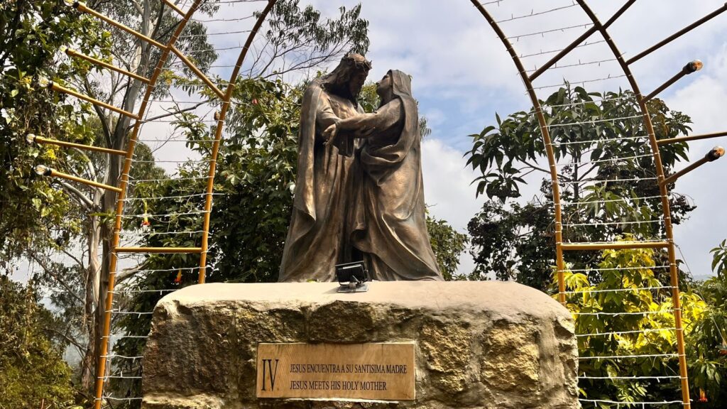A Via- Crucis de Monserrate possui 14 pontos onde explicam o que cada uma das imagens representa.