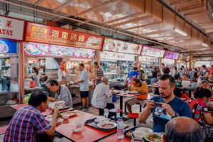 Um patrimônio cultural de Singapura, os Hawker Centers são visitados por muitos turistas durante o ano.