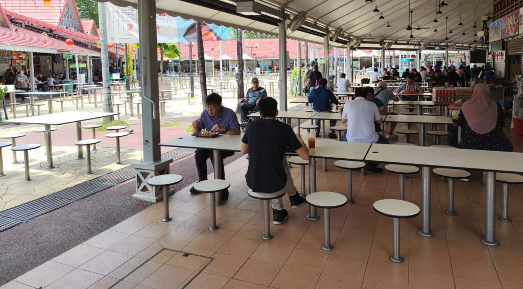 Você encontra diversas opções em cada Hawker Center, desde pratos típicos, bebidas e sobremesas.