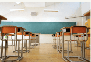 Estamos discutindo tudo, menos quem educa nossos filhos.