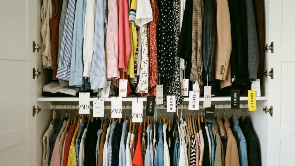 A constantes necessidade de estar atualizada à moda nos leva ao consumismo excessivo.