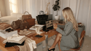 Processo de planejamento de um guarda-roupa que represente a pessoa. Um momento de pesquisa e autoconhecimento.