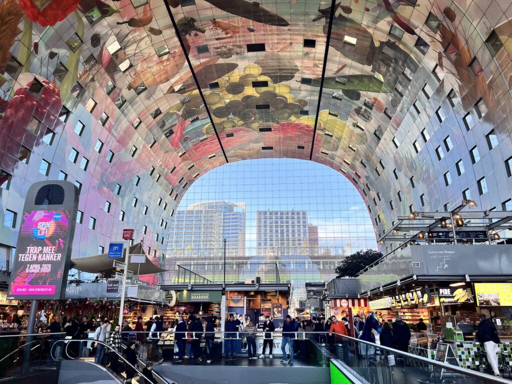 Não deixe de visitar o Markthal quando for a Rotterdam, um mercado com arquitetura bem moderna.