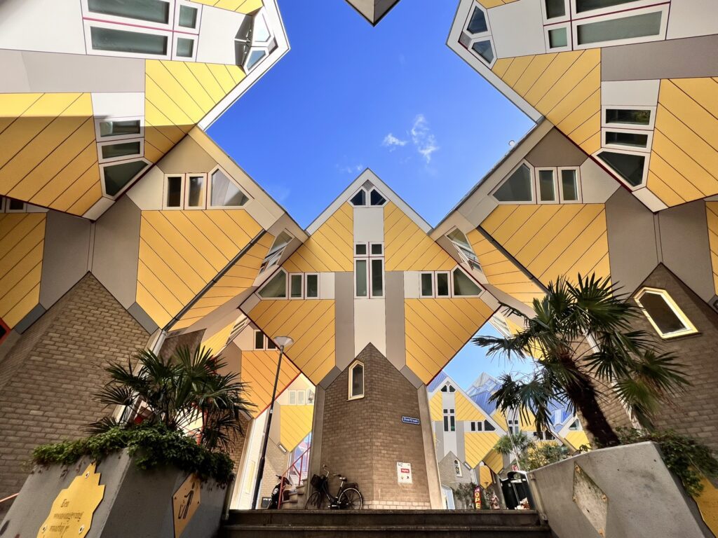 Um dos pontos turísticos são as Casas Cubo, que são um desafio à engenharia.