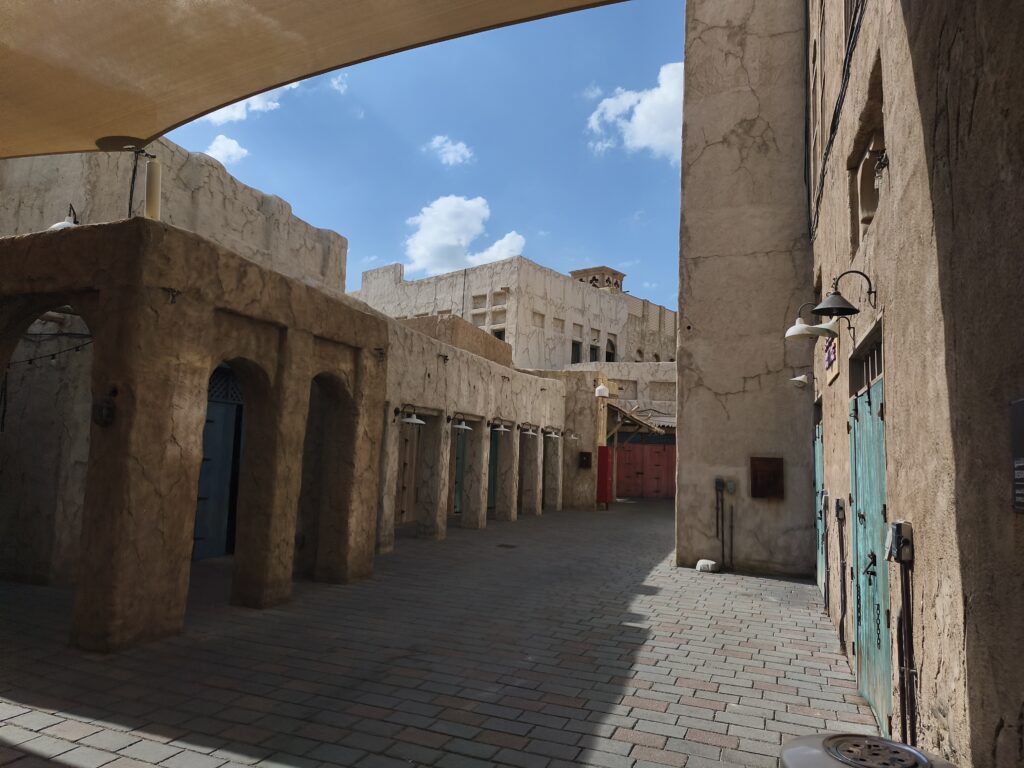 Um dos destinos do nosso passeio a Dubai foi a cidade antiga, onde pudemos voltar no tempo.