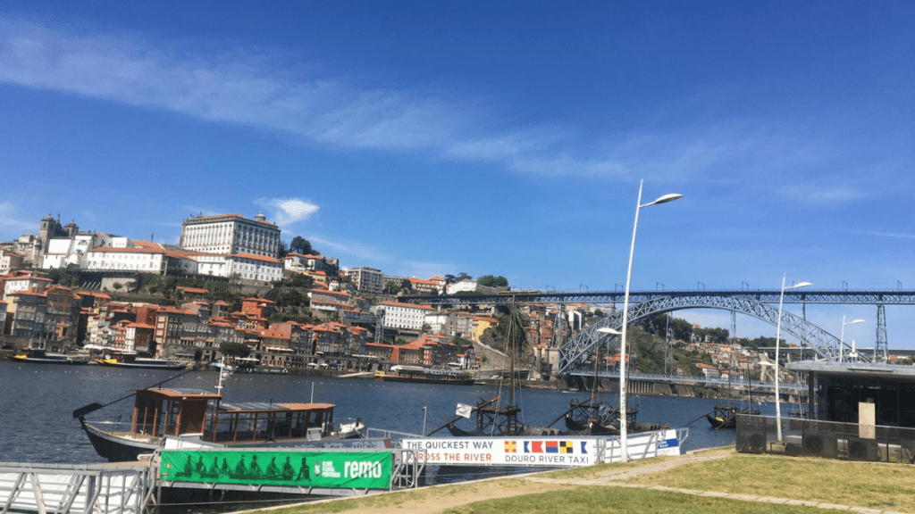 Rio Douro na cidade do Porto com vista para a ponte Dom Luiz. 