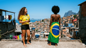 Representação visual do Brasilcore, explorando o contraste entre símbolos da cultura brasileira como vivência cotidiana e sua valorização como tendência global.