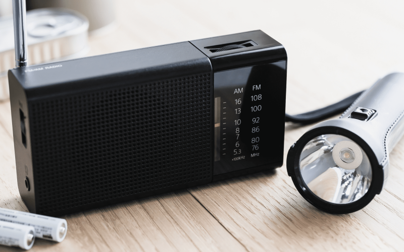 O velho e bom radinho de pilha, é essencial numa emergência