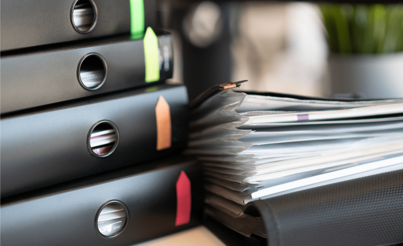 Etiquetas em diferentes cores  para diferentes assuntos. Imagem: Canva