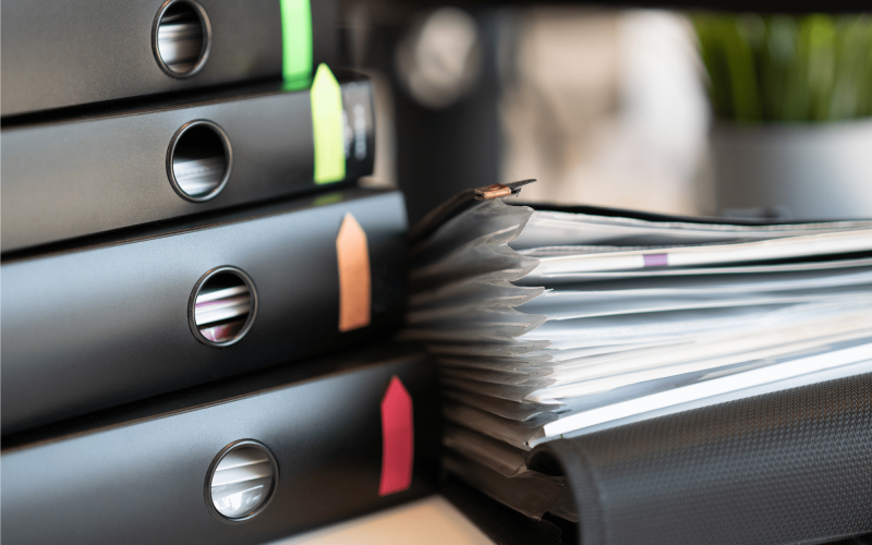 Etiquetas em diferentes cores  para diferentes assuntos. Imagem: Canva