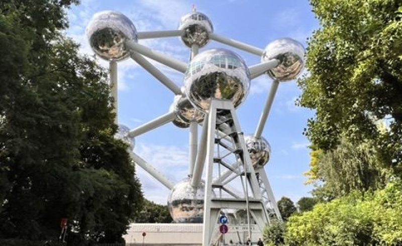 A capital da Bélgica, Bruxelas, dentre os três idiomas oficiais, é uma cidade bilíngue