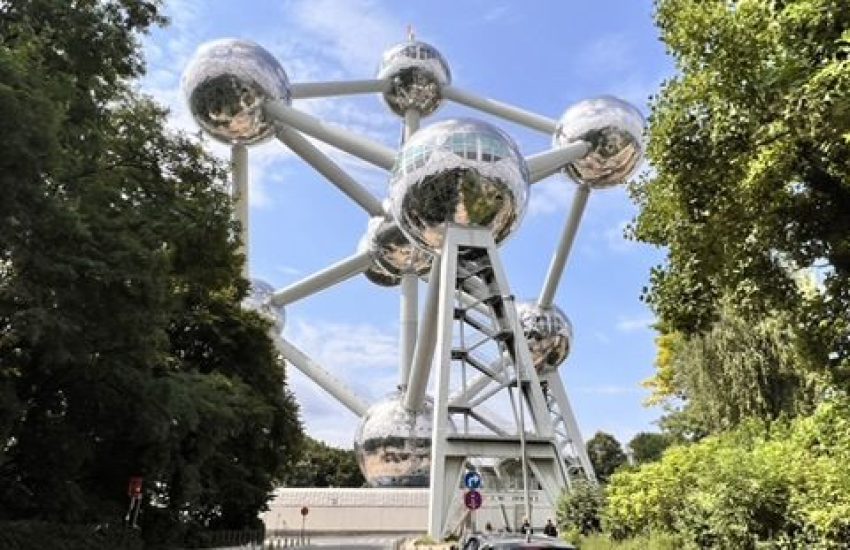 A capital da Bélgica, Bruxelas, dentre os três idiomas oficiais, é uma cidade bilíngue