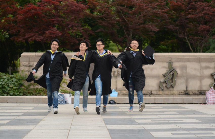 O termino da escola é um dos importantes ritos de passagem para a vida adulta e pode ser comemorada de diferentes formas