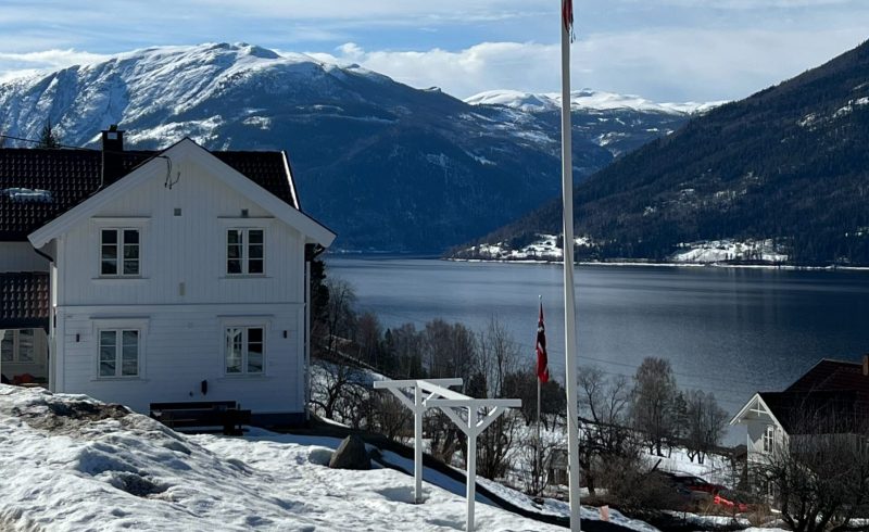 Foto em uma casa na beira do lago Tinn na Noruega
