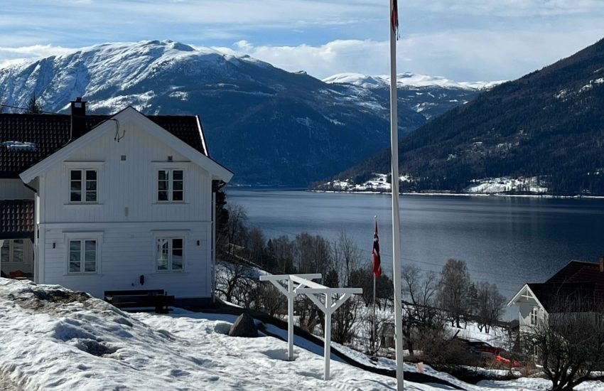 Foto em uma casa na beira do lago Tinn na Noruega