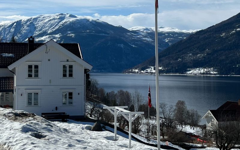 Foto em uma casa na beira do lago Tinn na Noruega