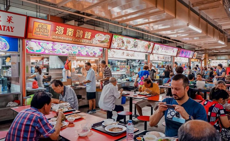 Um patrimônio cultural de Singapura, os Hawker Centers são visitados por muitos turistas durante o ano.