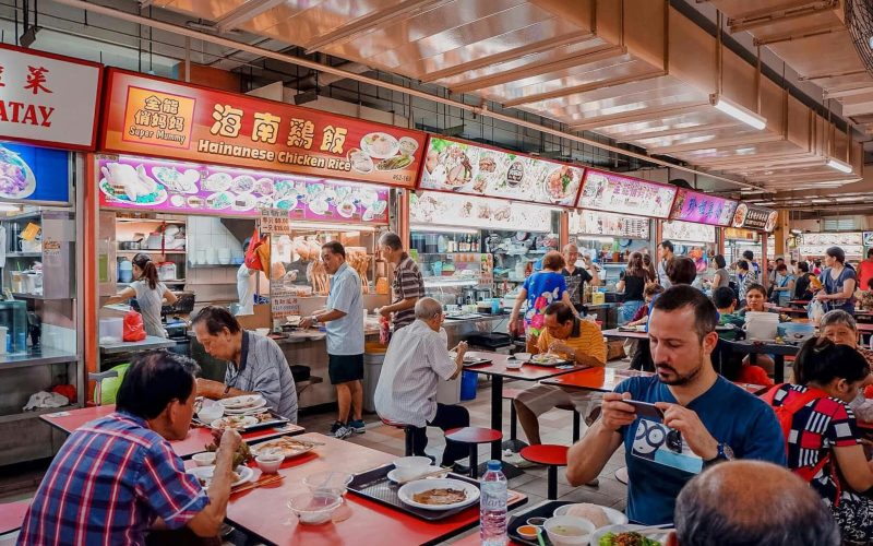 Um patrimônio cultural de Singapura, os Hawker Centers são visitados por muitos turistas durante o ano.