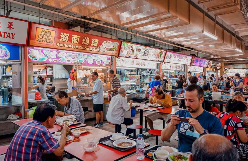 Um patrimônio cultural de Singapura, os Hawker Centers são visitados por muitos turistas durante o ano.