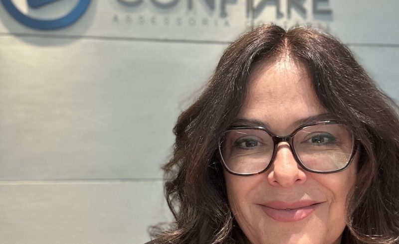 No processo de empreender no exterior e liderar à distância, é essencial criar rituais de alinhamento, definir metas claras e reconhecer conquistas