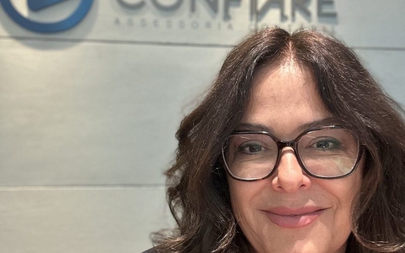 No processo de empreender no exterior e liderar à distância, é essencial criar rituais de alinhamento, definir metas claras e reconhecer conquistas