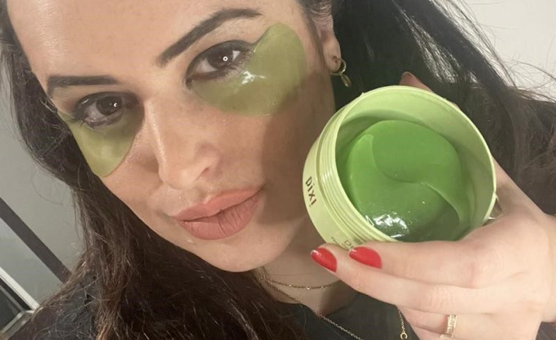 Mulher posando com adesivo de gel nos olhos