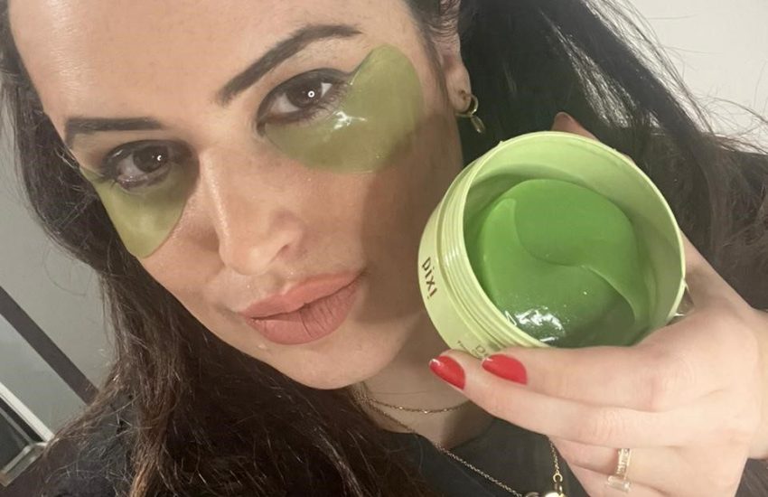 Mulher posando com adesivo de gel nos olhos